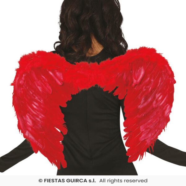 Alas de plumas rojas