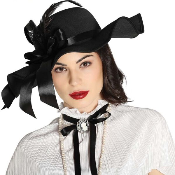 Pamela Negra con plumas