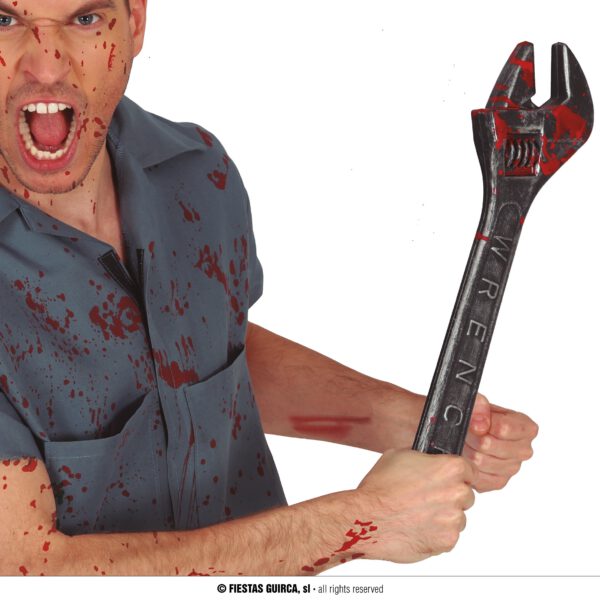 Llave inglesa con sangre