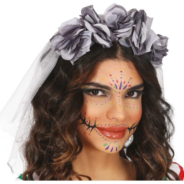 Diadema de flores grises con velo